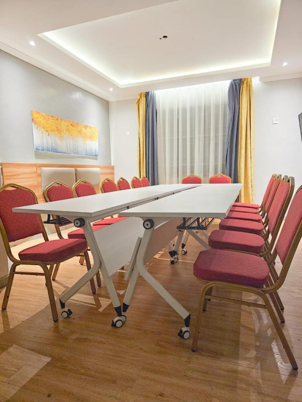 Raha Hotel & Suites Найроби Экстерьер фото